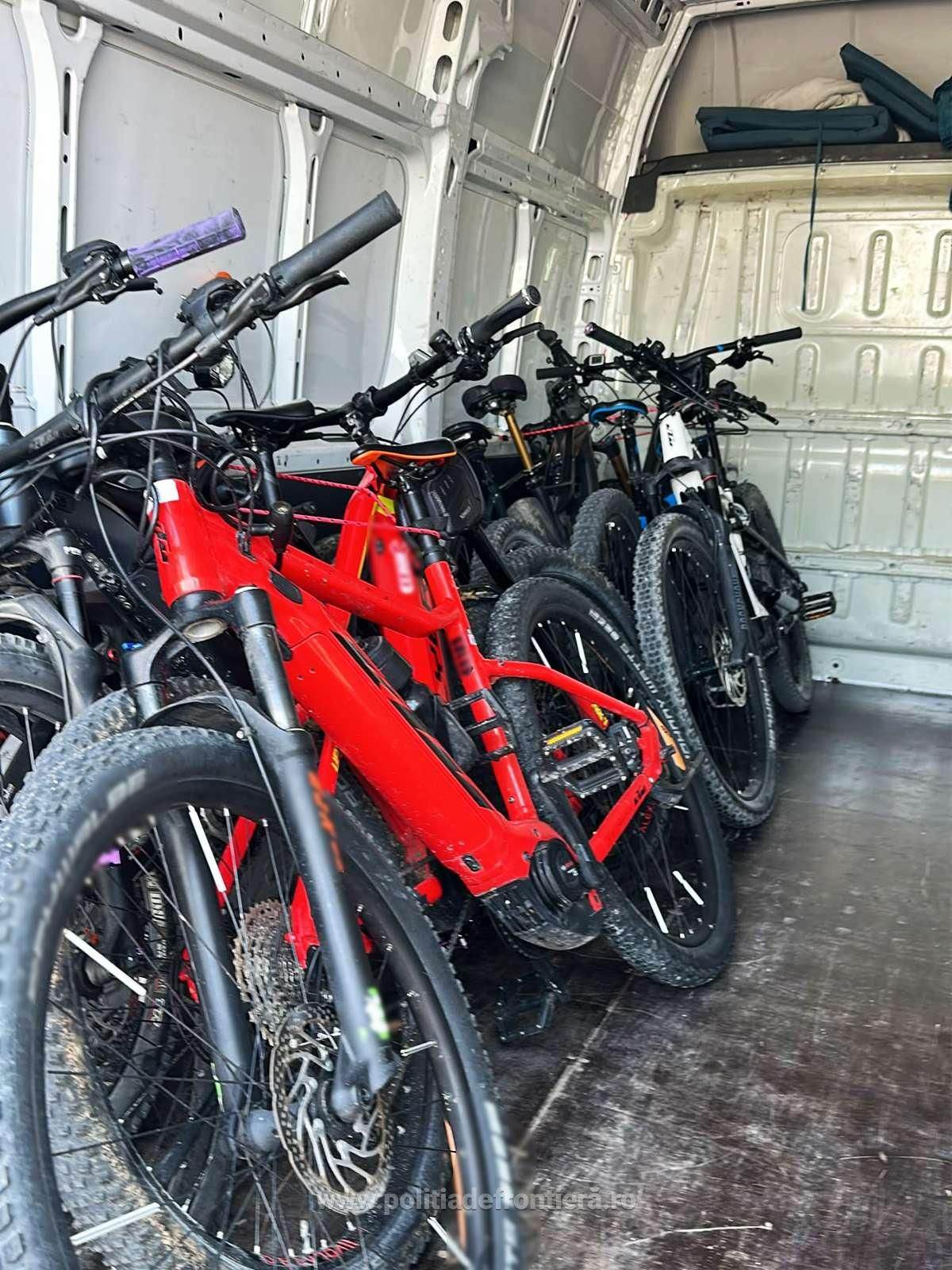 Biciclete electrice în valoare de 20.000 de euro, căutate de autorităţile austriece, descoperite de poliţiştii de frontieră bihoreni